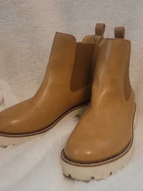 Oasis Society Shoes - Women's Tan Chelsea Platform Ankle Boots